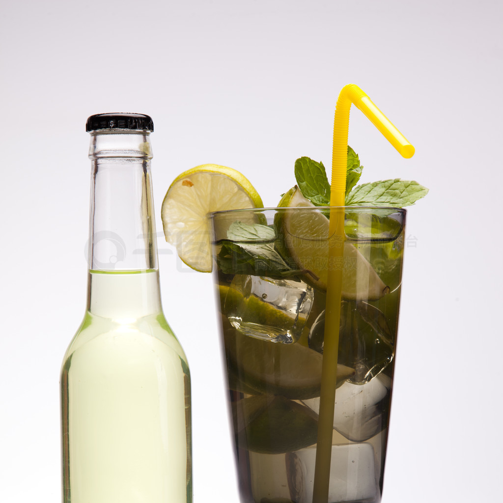 異國(guó)情調(diào)的酒精飲料套裝 白色背景下的藝術(shù)呈現(xiàn)