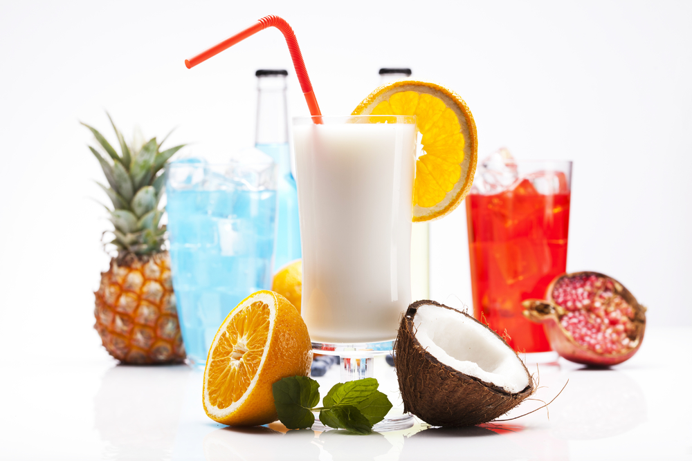 白幕上的異域風(fēng)情 解讀酒精飲品與水果的靜物美學(xué)