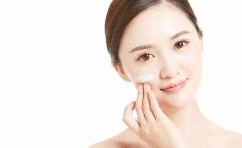 潔面后皮膚白皙，涂抹護(hù)膚品后卻變黃？解析護(hù)膚中的常見誤區(qū)與解決之道